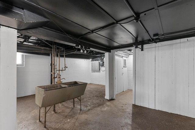 3527 W Branting LANE, Milwaukee, WI 53215