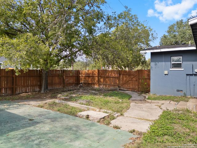 1100 GARRATY RD, Terrell Hills, TX 78209