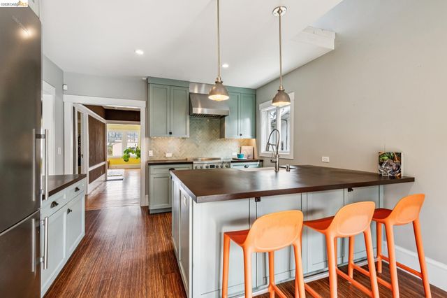 1066 Bayview Ave, Oakland, CA 94610