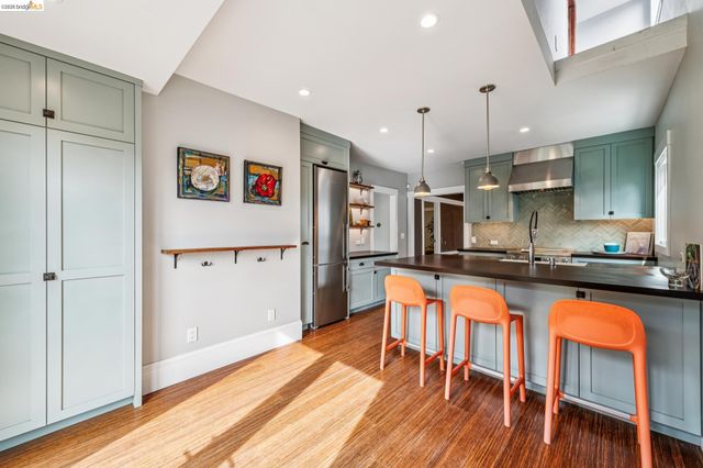 1066 Bayview Ave, Oakland, CA 94610