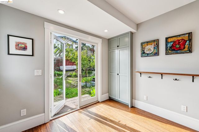 1066 Bayview Ave, Oakland, CA 94610