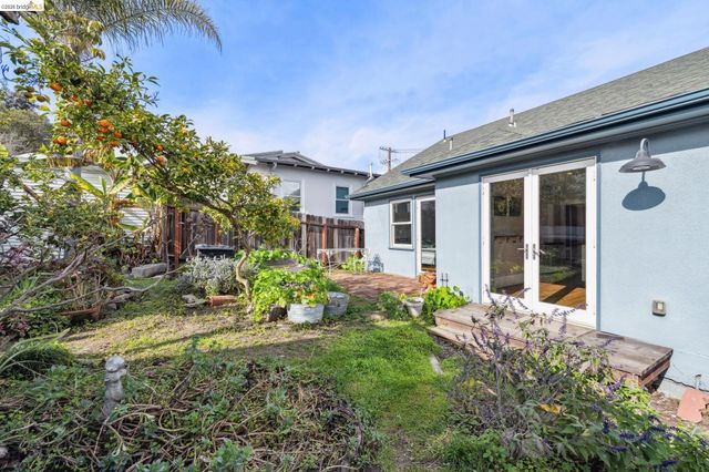 1066 Bayview Ave, Oakland, CA 94610