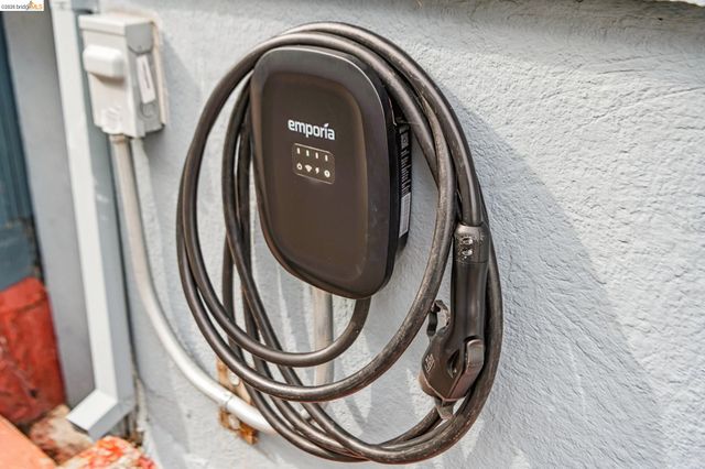 1066 Bayview Ave, Oakland, CA 94610