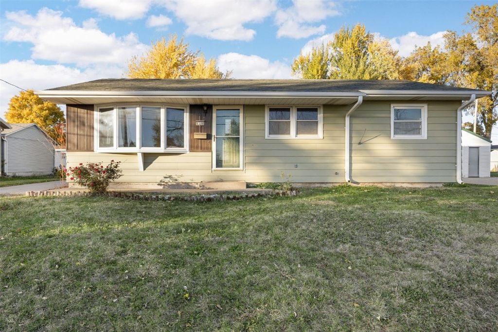 2500 1st Avenue, Marion, IA 52302