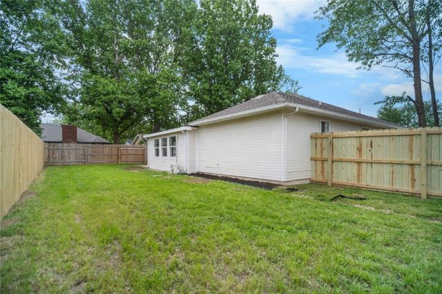 3715 W Rozell Street, Rogers, AR 72756