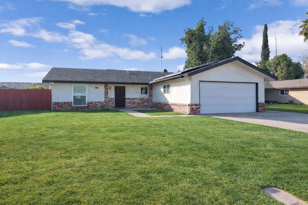 1361 Almond Street, Selma, CA 93662