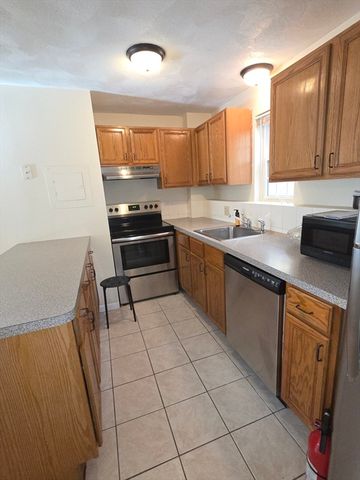 25 Arlington Rd 11, Woburn, MA 01801