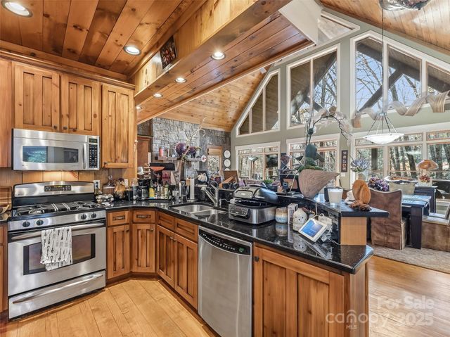 129 Ivy Ridge I-26, Lake Toxaway, NC 28747