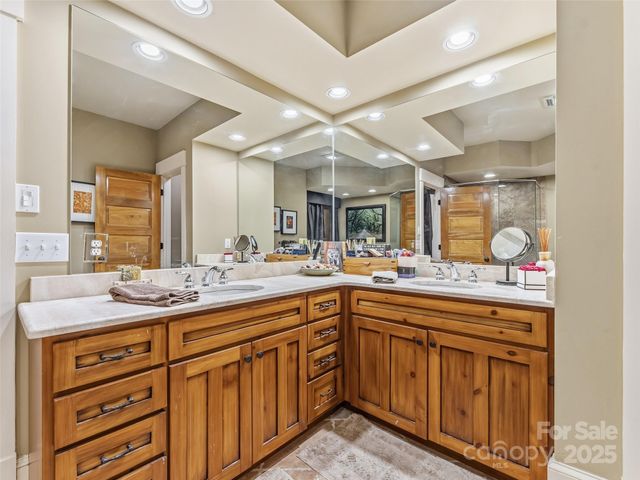 129 Ivy Ridge I-26, Lake Toxaway, NC 28747