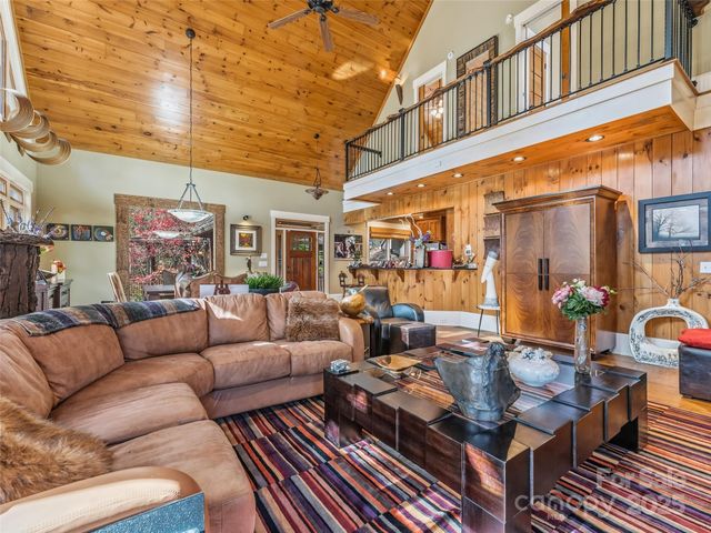129 Ivy Ridge I-26, Lake Toxaway, NC 28747