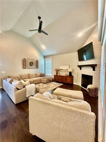 690 Malbec Road, Tontitown, AR 72762