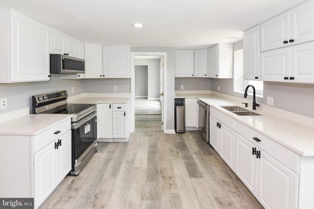 8400 PENNS HILL RD, La Plata, MD 20646
