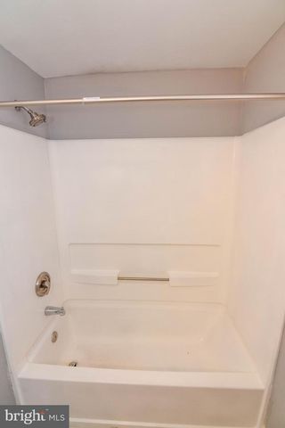 8400 PENNS HILL RD, La Plata, MD 20646