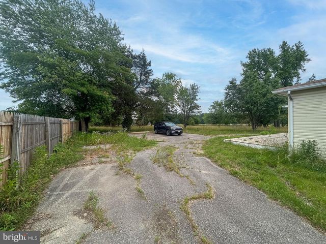 8400 PENNS HILL RD, La Plata, MD 20646