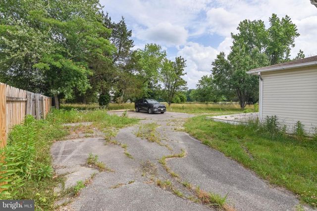 8400 PENNS HILL RD, La Plata, MD 20646