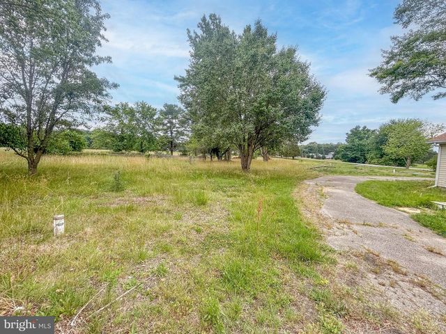 8400 PENNS HILL RD, La Plata, MD 20646