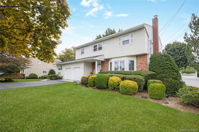 84 White Oak Street, Deer Park, NY 11729