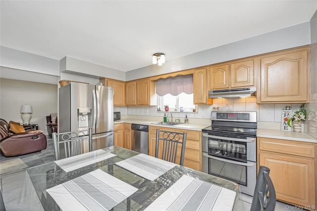 84 White Oak Street, Deer Park, NY 11729