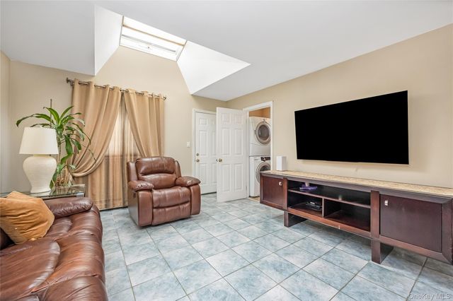 84 White Oak Street, Deer Park, NY 11729