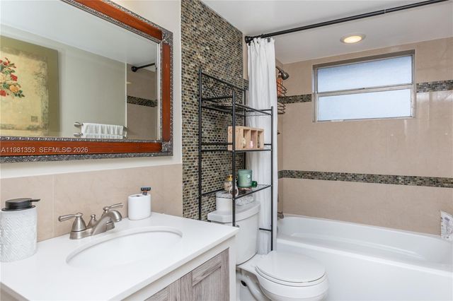 1750 NE 191st St 827-4, Miami, FL 33179