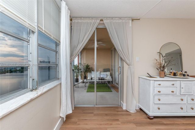 1750 NE 191st St 827-4, Miami, FL 33179