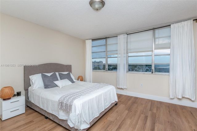 1750 NE 191st St 827-4, Miami, FL 33179