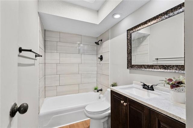 11007 W 90th Terrace, Overland Park, KS 66214