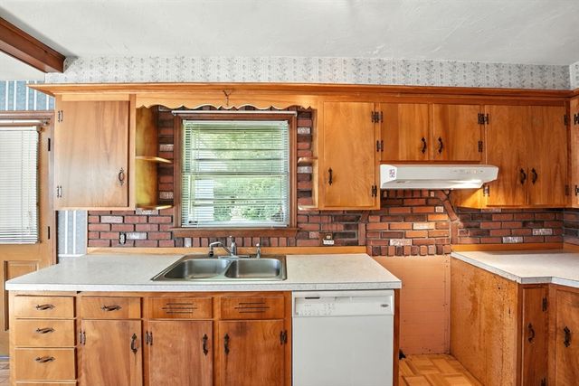 385 River Rd, Uxbridge, MA 01569