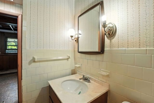 385 River Rd, Uxbridge, MA 01569