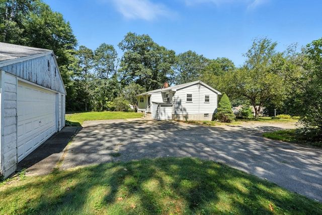 385 River Rd, Uxbridge, MA 01569