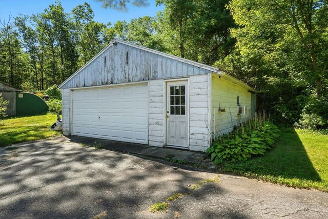 385 River Rd, Uxbridge, MA 01569
