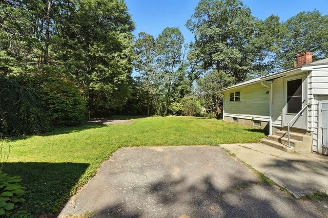 385 River Rd, Uxbridge, MA 01569