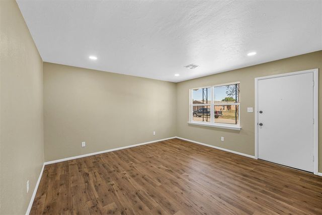 703 SE Sullivan Dr, Lawton, OK 73501