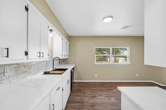 703 SE Sullivan Dr, Lawton, OK 73501