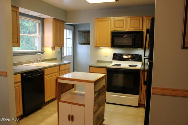 17 Warren St Street, Guilderland, NY 12203