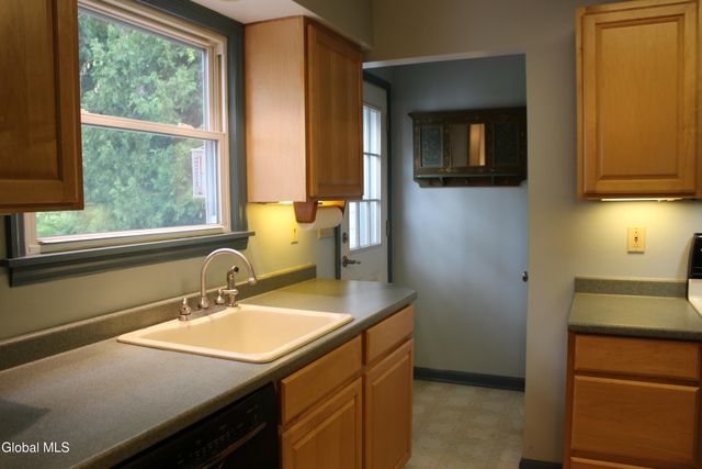 17 Warren St Street, Guilderland, NY 12203