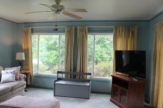17 Warren St Street, Guilderland, NY 12203