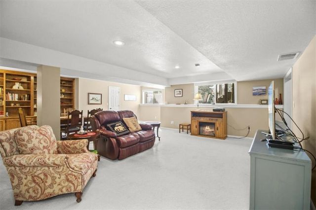 4833 SW Soldier Drive, Lee's Summit, MO 64082