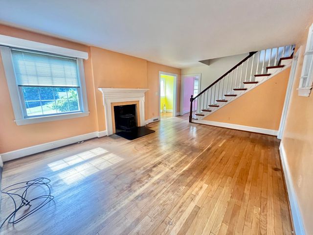 826 Red LN, Salem, VA 24153