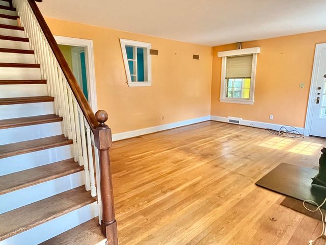 826 Red LN, Salem, VA 24153