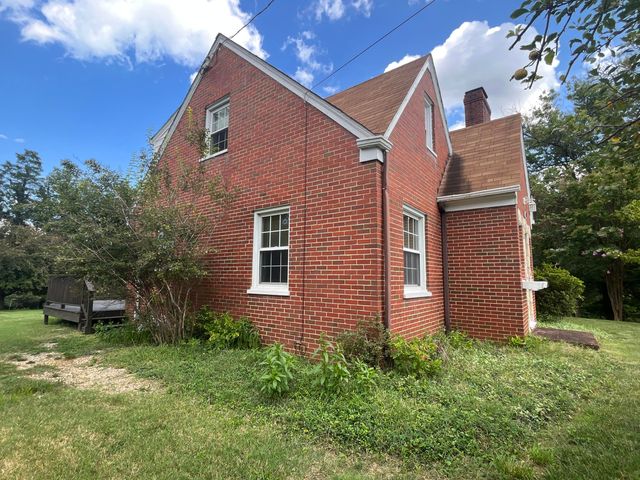 826 Red LN, Salem, VA 24153