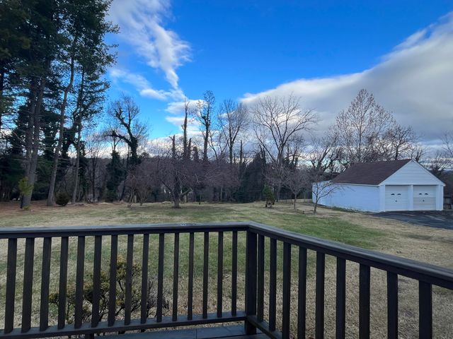 826 Red LN, Salem, VA 24153