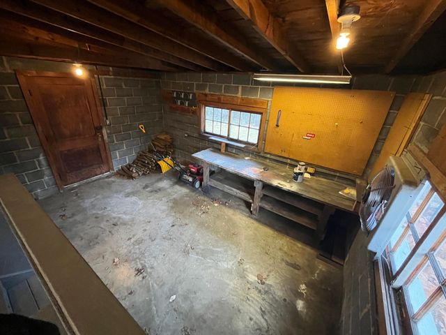 826 Red LN, Salem, VA 24153