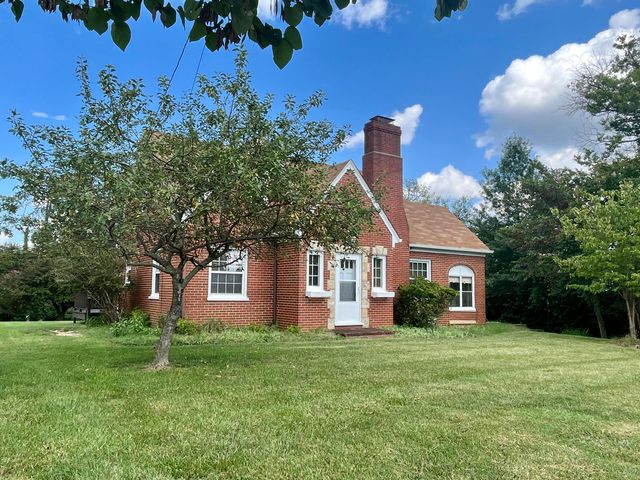 826 Red LN, Salem, VA 24153