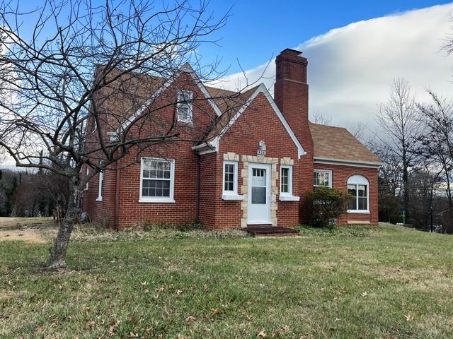 826 Red LN, Salem, VA 24153
