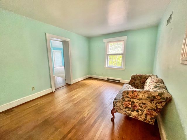 826 Red LN, Salem, VA 24153