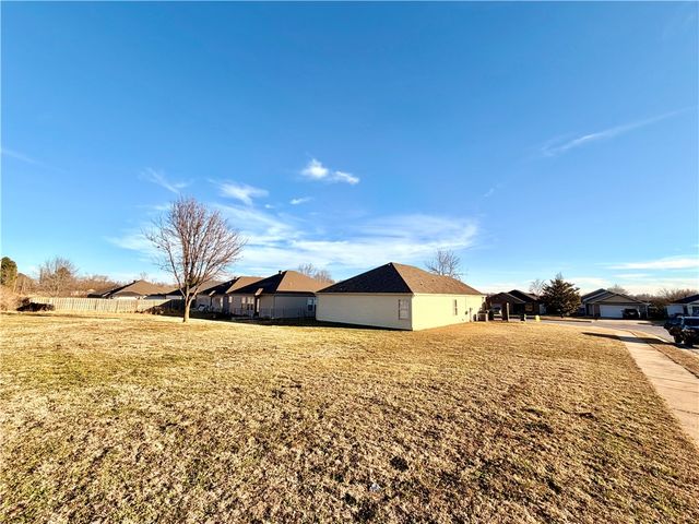 701 E Bonnie Lane, Rogers, AR 72758