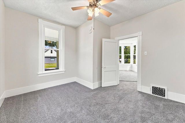 2227 AVENUE E, Council Bluffs, IA 51501