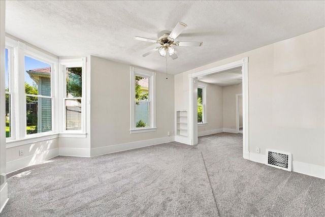 2227 AVENUE E, Council Bluffs, IA 51501