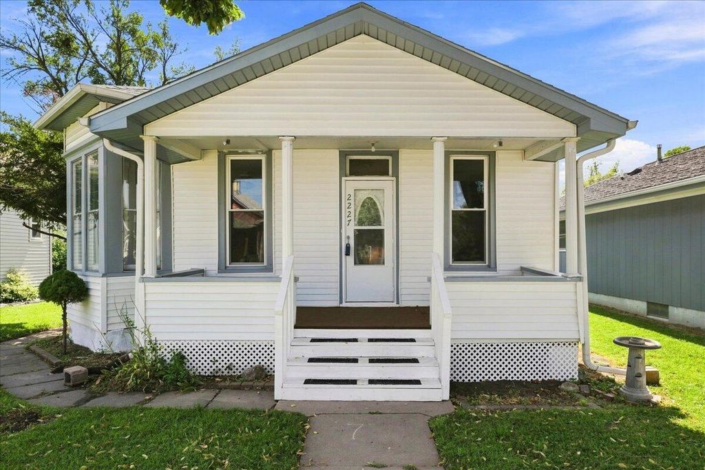 2227 AVENUE E, Council Bluffs, IA 51501
